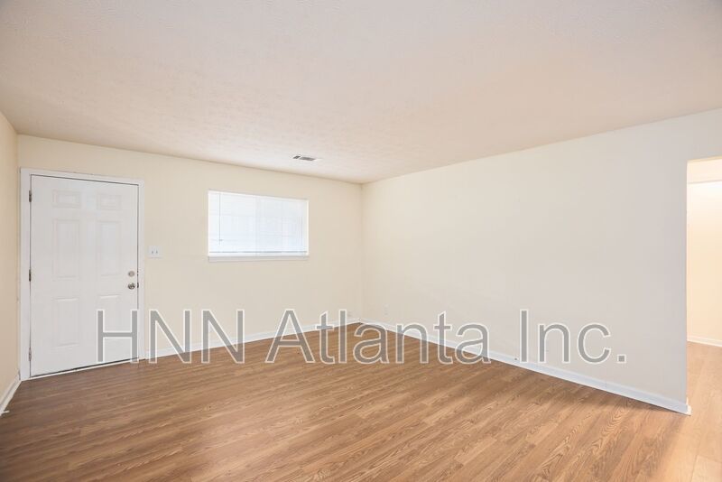 Peaceful 2BR/1BA Retreat Surrounded by Nature – Forest Park Living property image