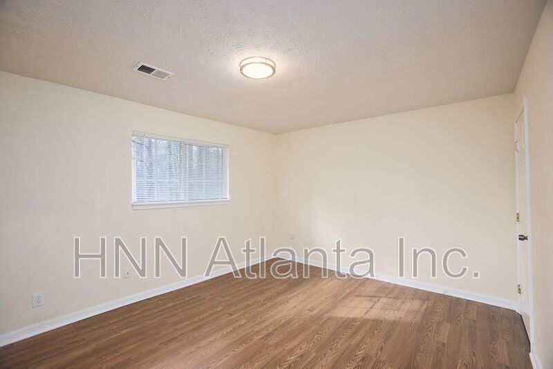 Peaceful 2BR/1BA Retreat Surrounded by Nature – Forest Park Living property image