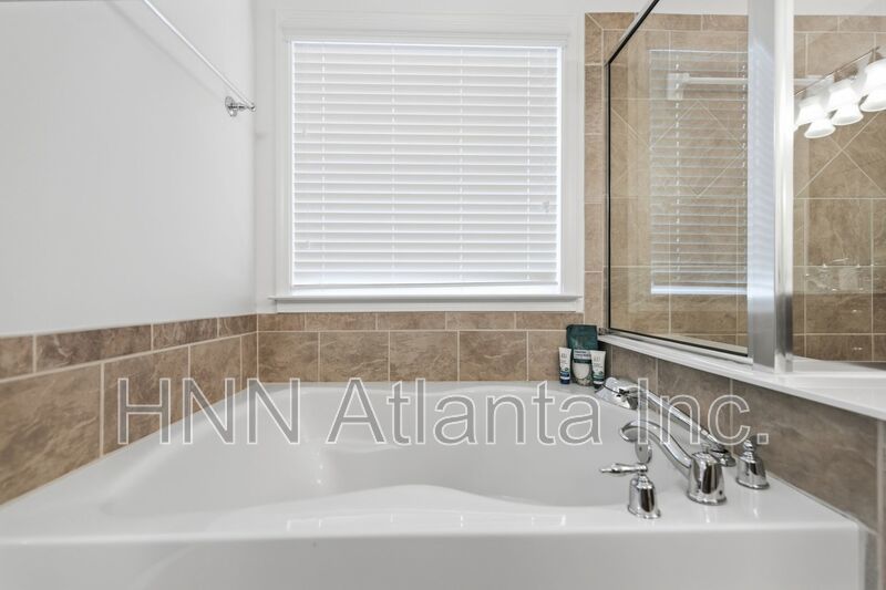 Luxury-Upgraded 4/2.5 Home in a Serene Community property image