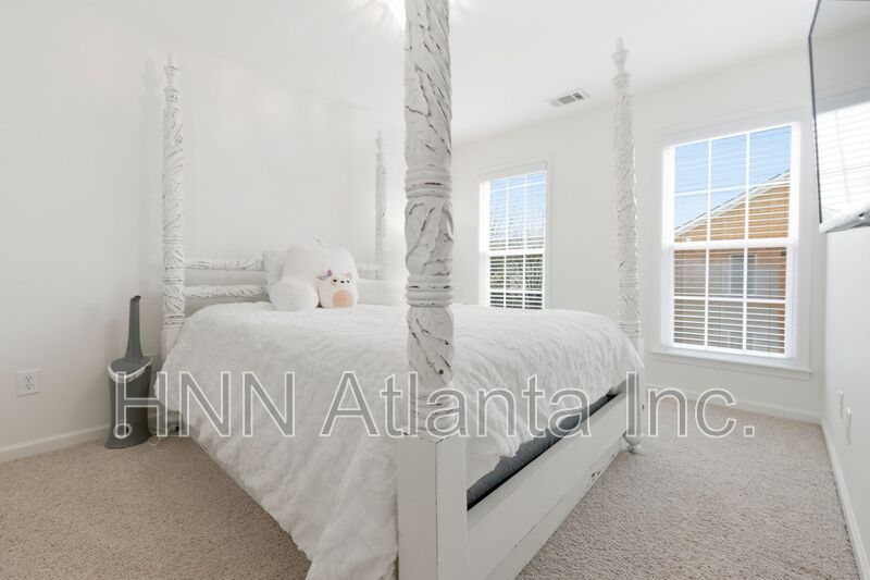 Luxury-Upgraded 4/2.5 Home in a Serene Community property image