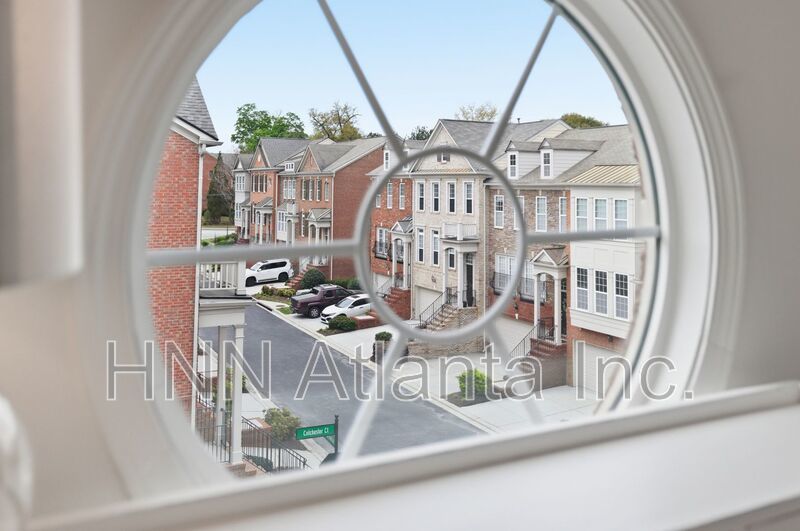 Luxury-Upgraded 4/2.5 Home in a Serene Community property image