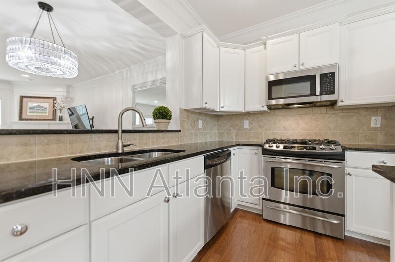 Luxury-Upgraded 4/2.5 Home in a Serene Community property image