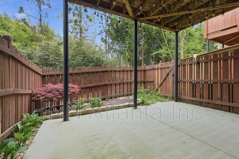 Luxury-Upgraded 4/2.5 Home in a Serene Community property image