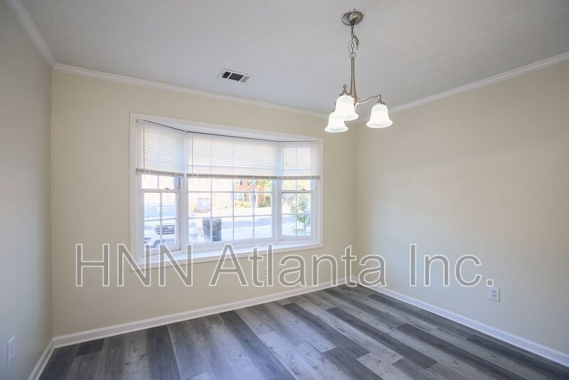 2BR/2.5BA Townhome Gem with Fenced Yard, Fireplace & Bay Windows property image