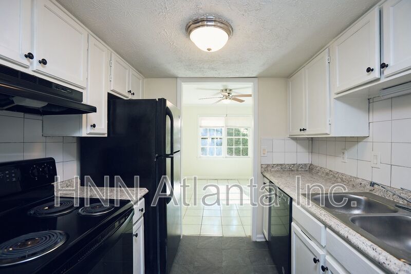 2BR/2.5BA Townhome Gem with Fenced Yard, Fireplace & Bay Windows property image