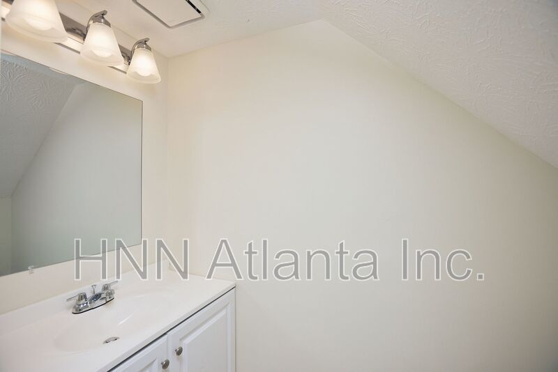 2BR/2.5BA Townhome Gem with Fenced Yard, Fireplace & Bay Windows property image