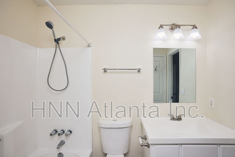 2BR/2.5BA Townhome Gem with Fenced Yard, Fireplace & Bay Windows property image