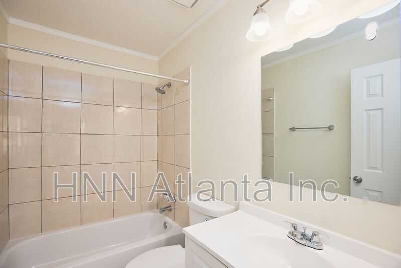 2BR/2.5BA Townhome Gem with Fenced Yard, Fireplace & Bay Windows property image