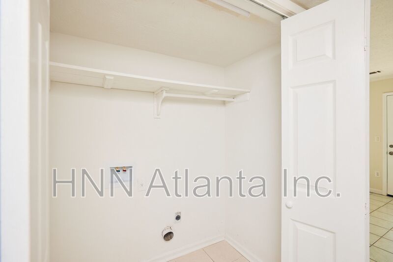 2BR/2.5BA Townhome Gem with Fenced Yard, Fireplace & Bay Windows property image