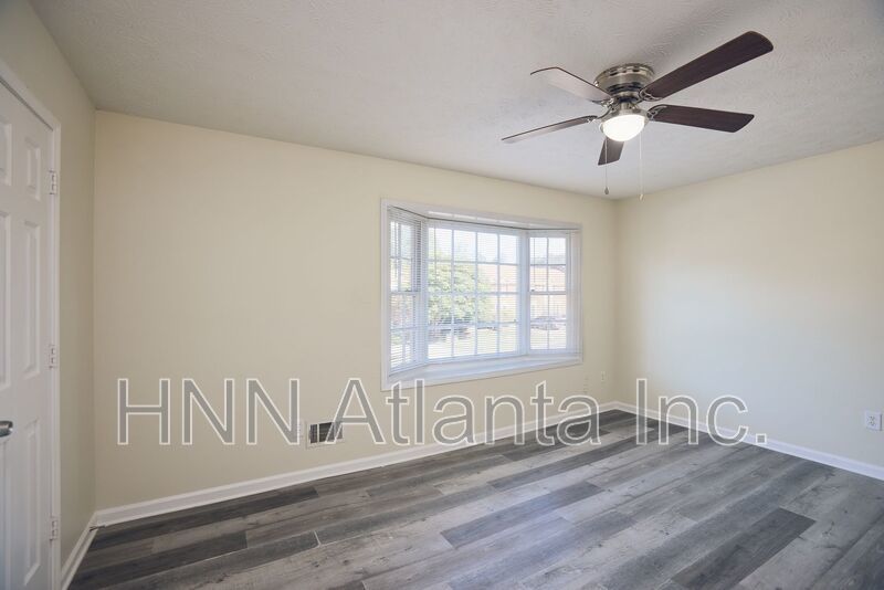 2BR/2.5BA Townhome Gem with Fenced Yard, Fireplace & Bay Windows property image