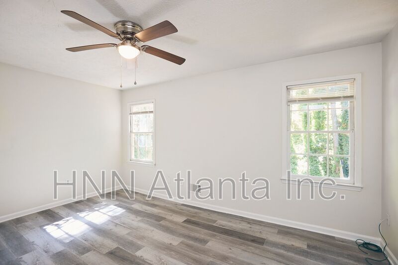 2BR/2.5BA Townhome Gem with Fenced Yard, Fireplace & Bay Windows property image